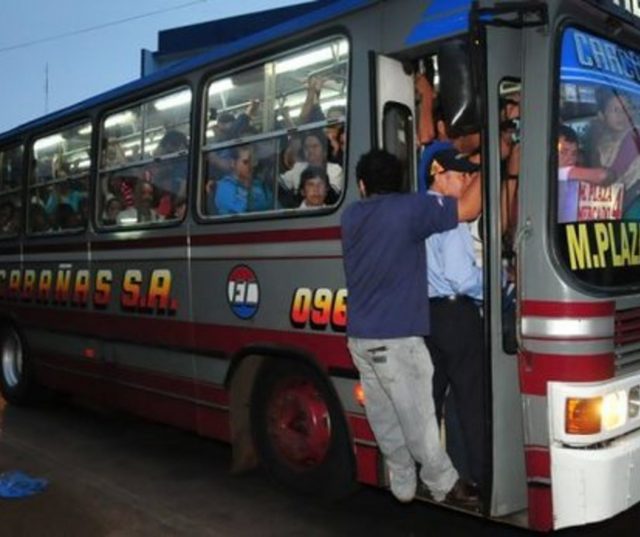 Aumento de gasoil y costo del pasaje golpea bolsillo de los trabajadores