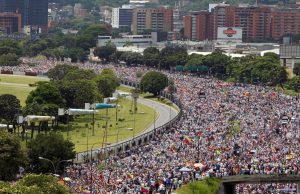 Ningún reconocimiento al gobierno autoproclamado y proimperialista de Juan Guaidó. Que sean las masas trabajadoras las que expulsen a Maduro del poder.