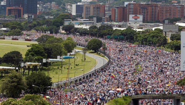 Ningún reconocimiento al gobierno autoproclamado y proimperialista de Juan Guaidó. Que sean las masas trabajadoras las que expulsen a Maduro del poder.